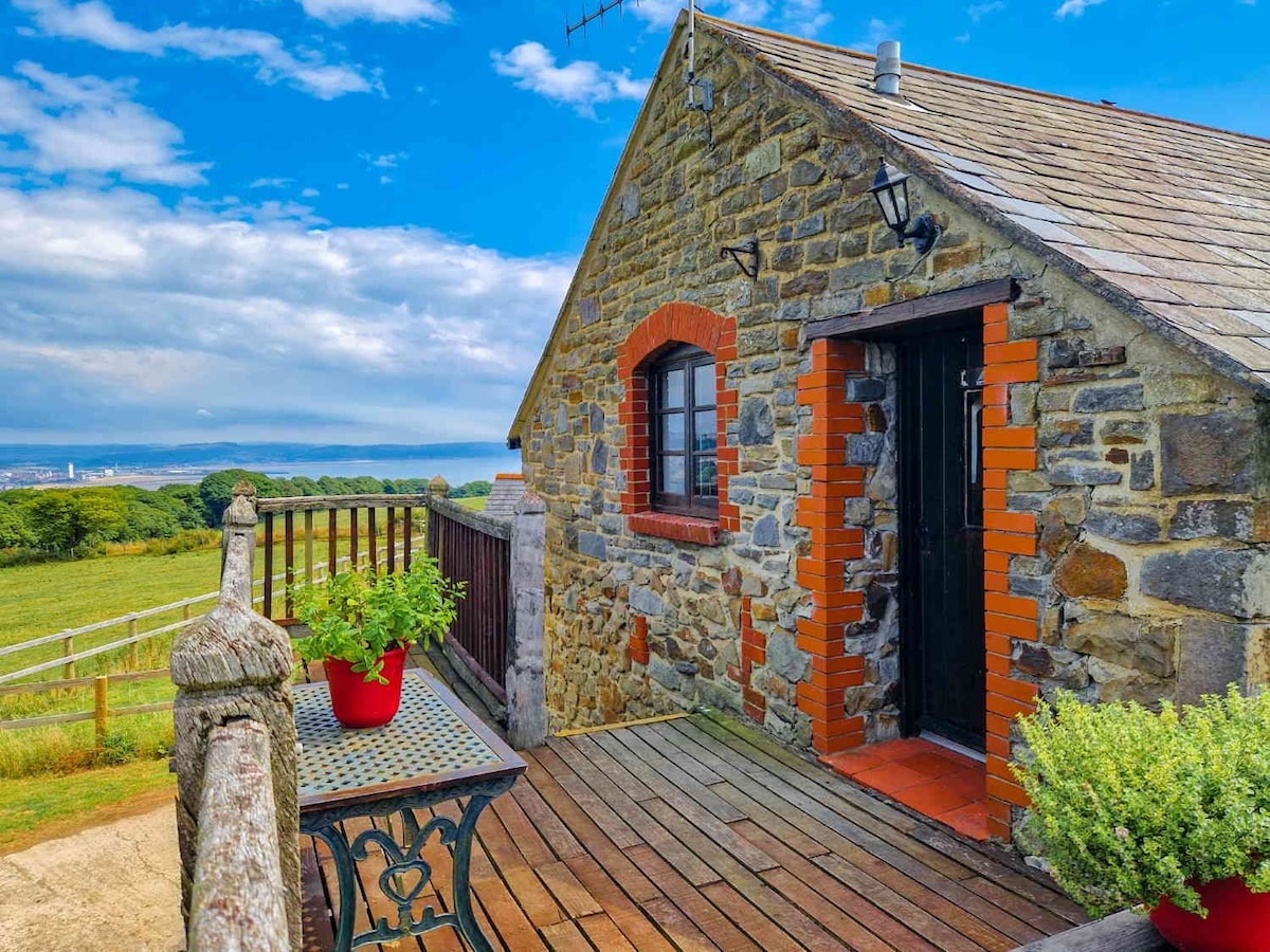 Hayloft: Oak balcony, lush countryside & sea views