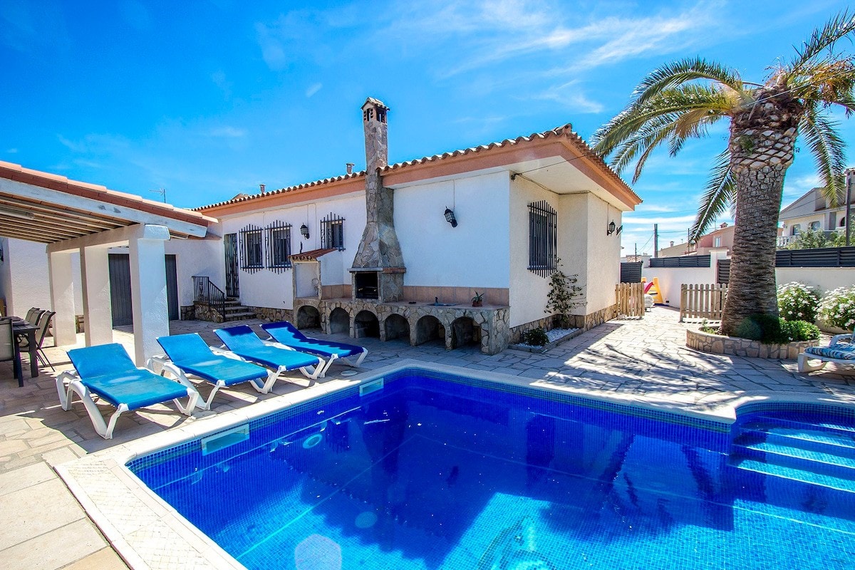 Beach Vibes Villa less than 1km to town and sea!