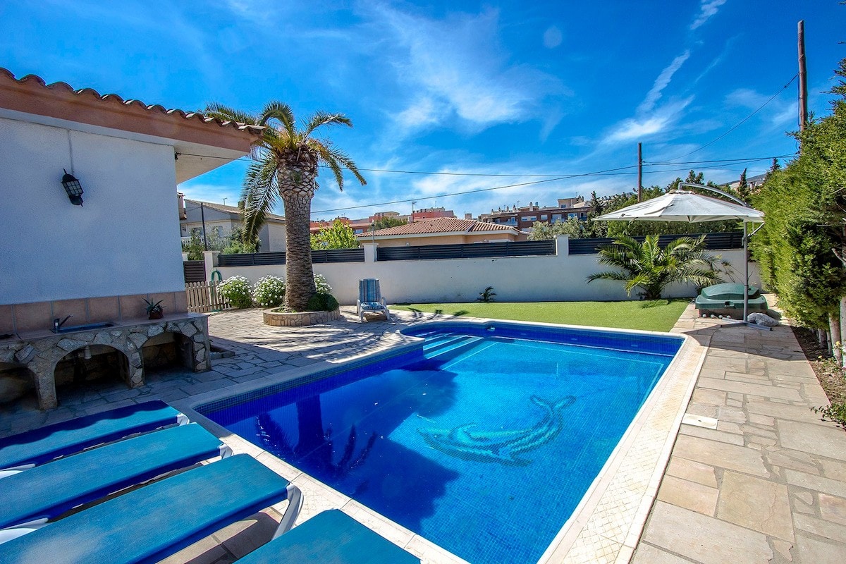 Beach Vibes Villa less than 1km to town and sea!