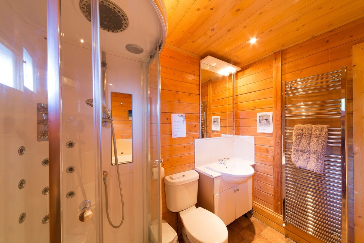 松树-美丽的小木屋与热水浴缸