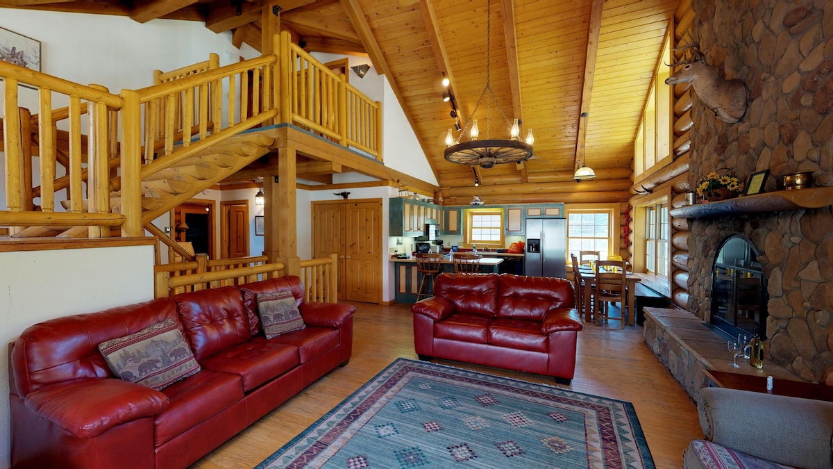 101 Red River Lodge Log Cabin on the River! WiFi,