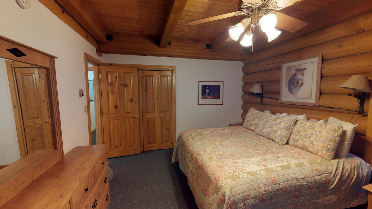 101 Red River Lodge Log Cabin on the River! WiFi,