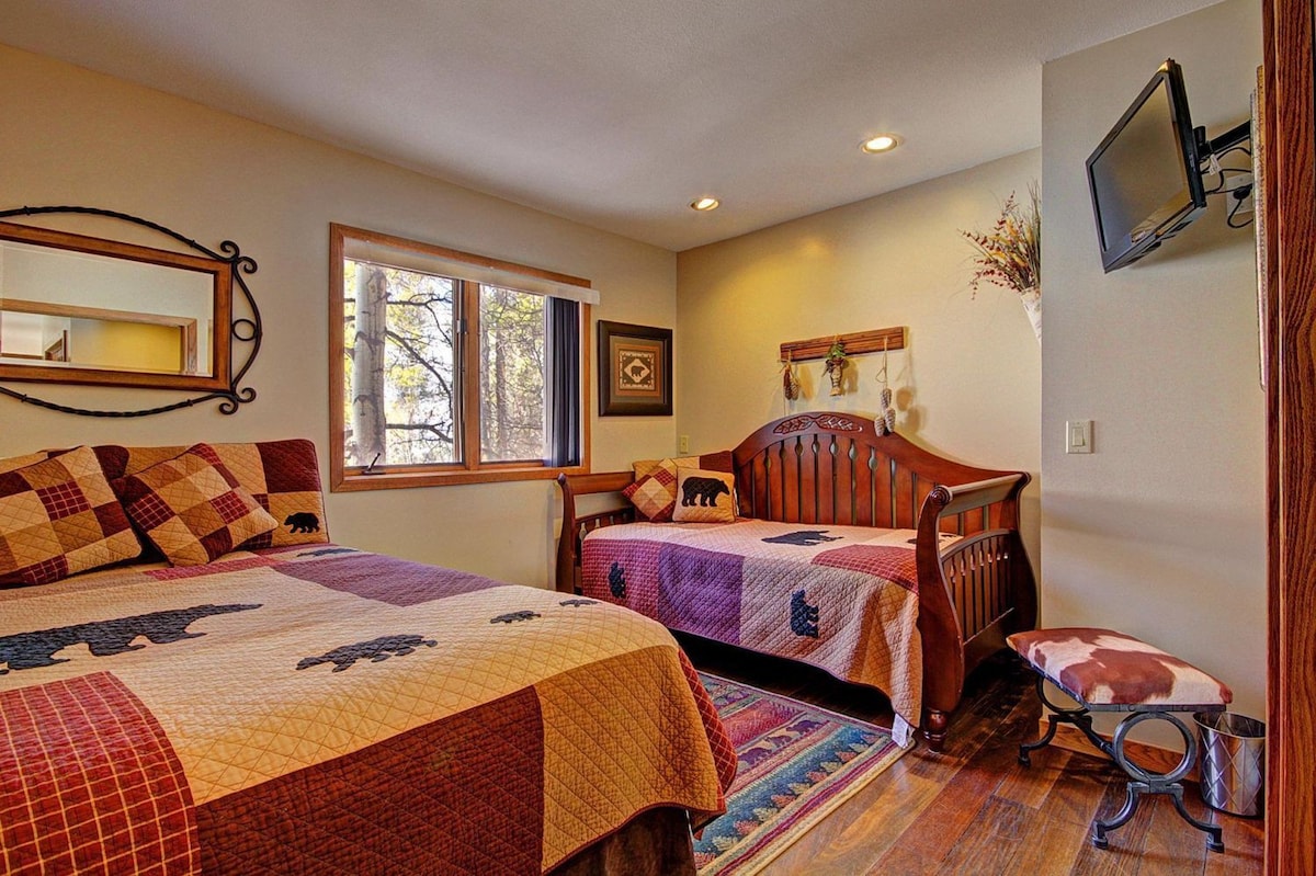 Breck Lodge w/ HotTub, PoolTable, Sauna, &Shuttle!