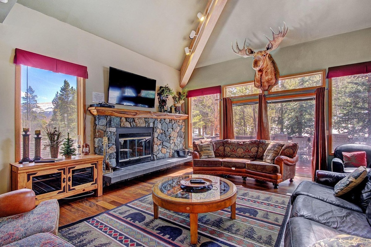 Breck Lodge w/ HotTub, PoolTable, Sauna, &Shuttle!