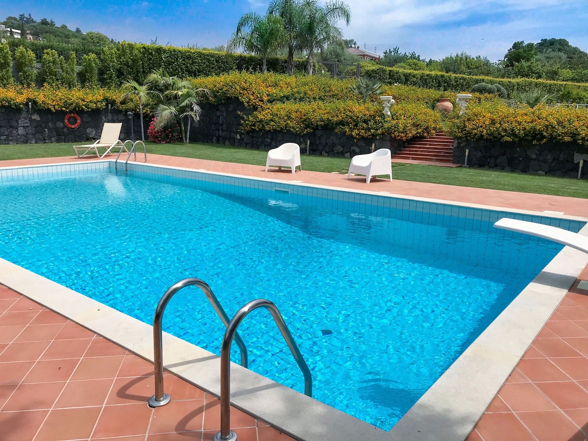 温馨度假屋，带私人泳池和宽敞的花园