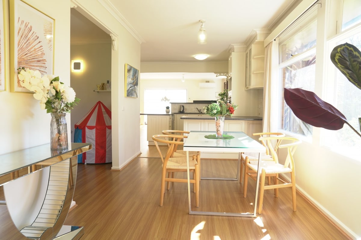 Family Home in Prime Location Melbourne Free WIFI