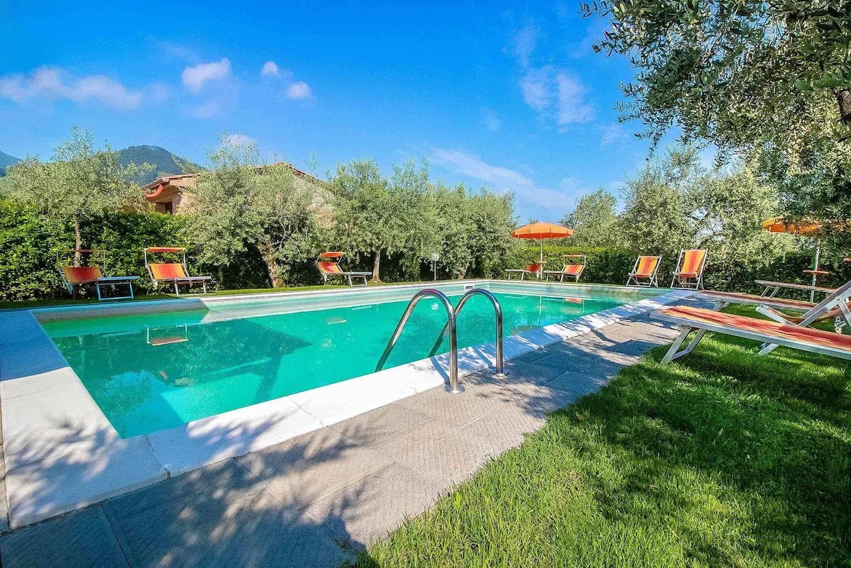 Clorinda, appartamento con piscina, WiFi, Lucca.