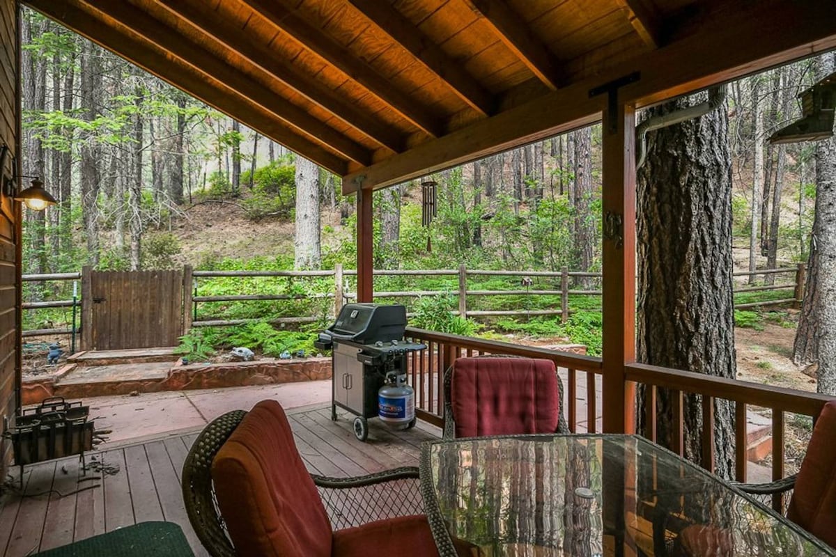 塞多纳橡树溪峡谷（ Sedona 's Oak Creek Canyon ）的舒适小木屋