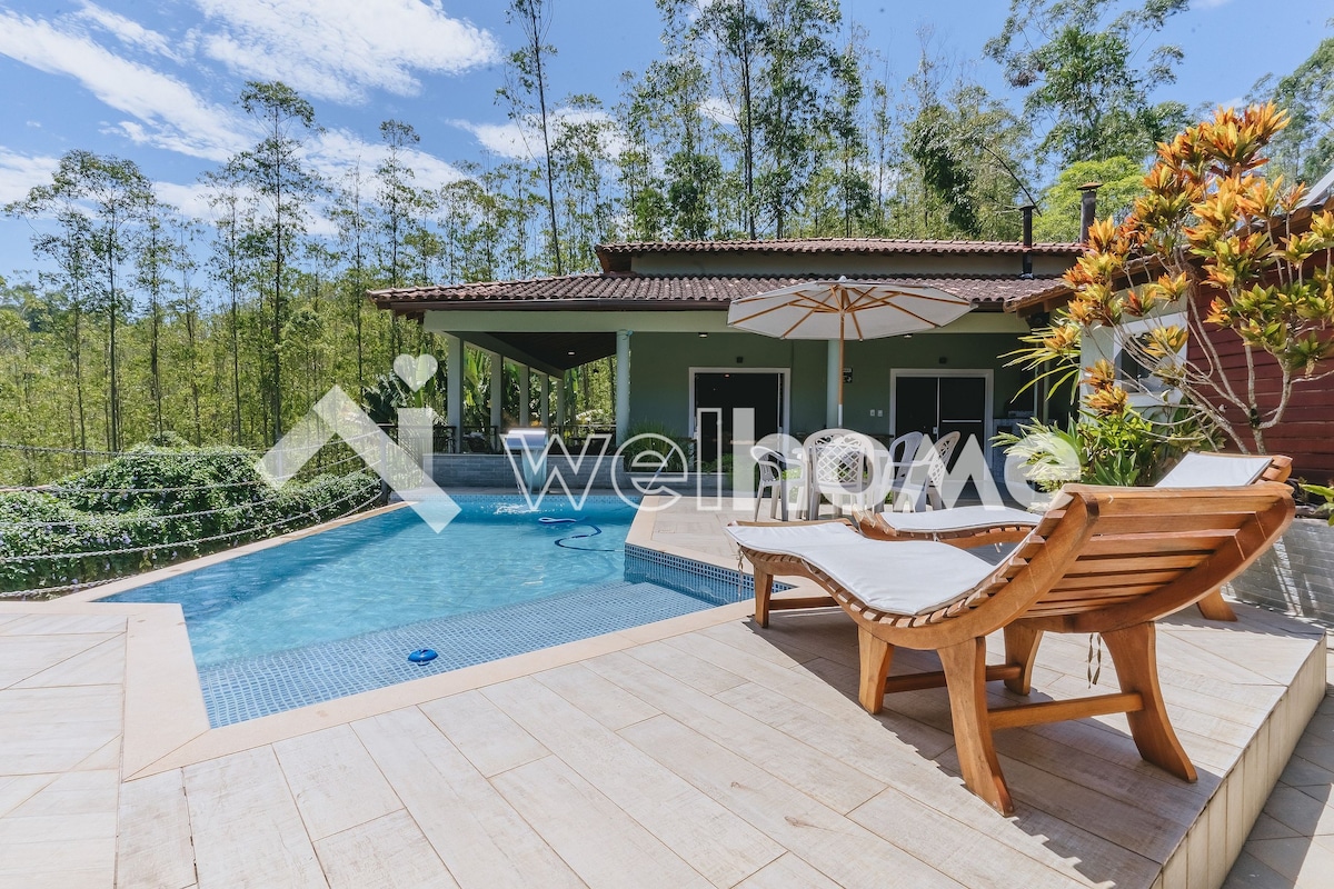 Casa charmosa com piscina e vista pra natureza