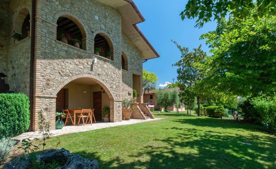 Agriturismo Il Poggio ，两栋房子共用围栏泳池， Casa Pietra