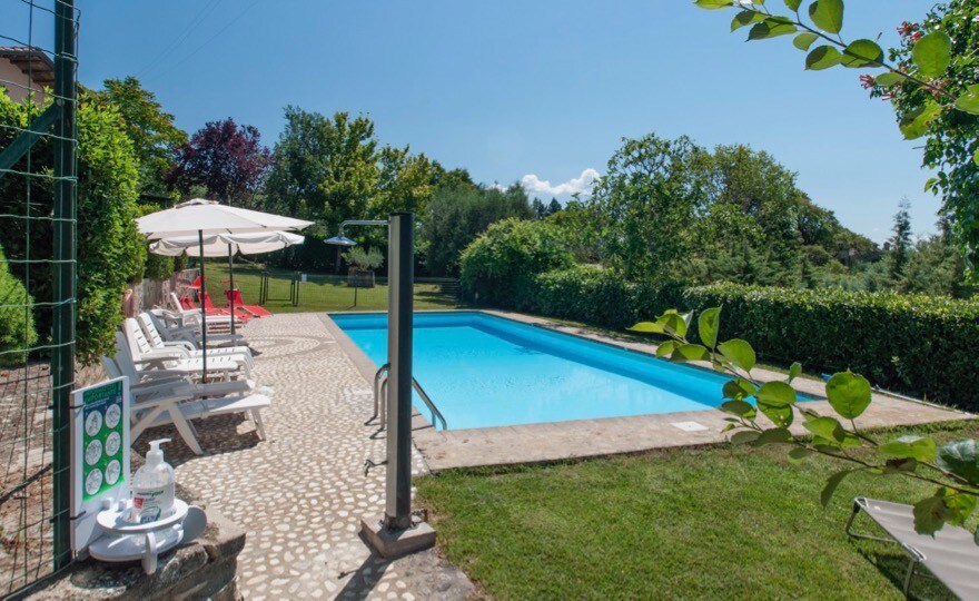 Agriturismo Il Poggio ，两栋房子共用围栏泳池， Casa Pietra