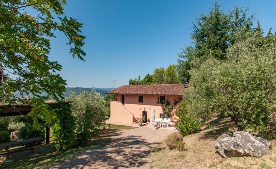 Agriturismo Il Poggio, two houses sharing a fenced pool, Casa Rosa