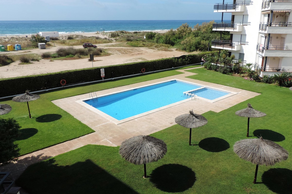 AT017 Constel.lació: Apartment with pool in front of the beach in Creixell