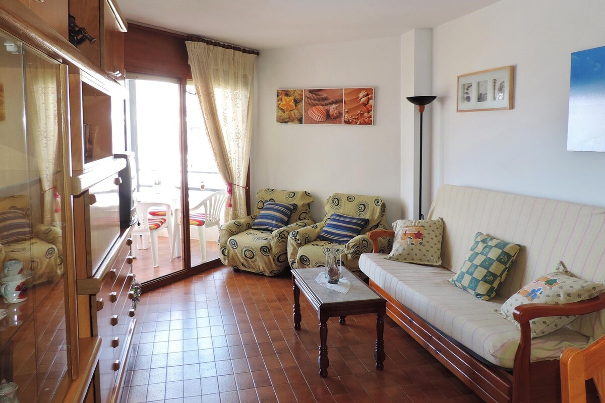 AT017 Constel.lació: Apartment with pool in front of the beach in Creixell