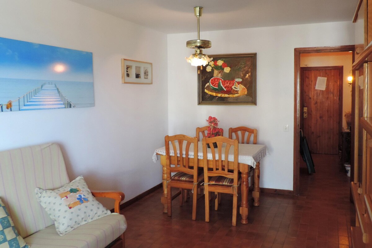 AT017 Constel.lació: Apartment with pool in front of the beach in Creixell