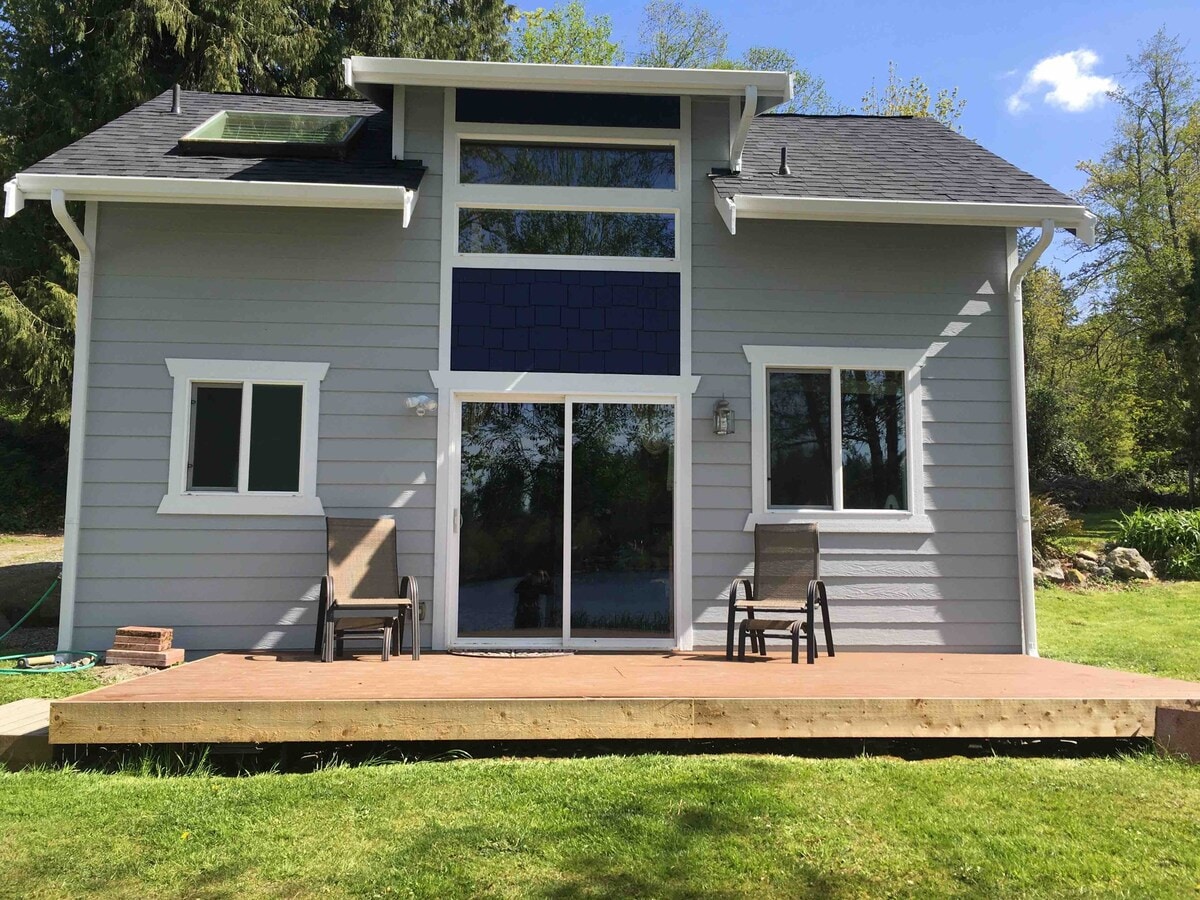 Lakefront Bungalow! 35 Miles to Mt. Rainier!