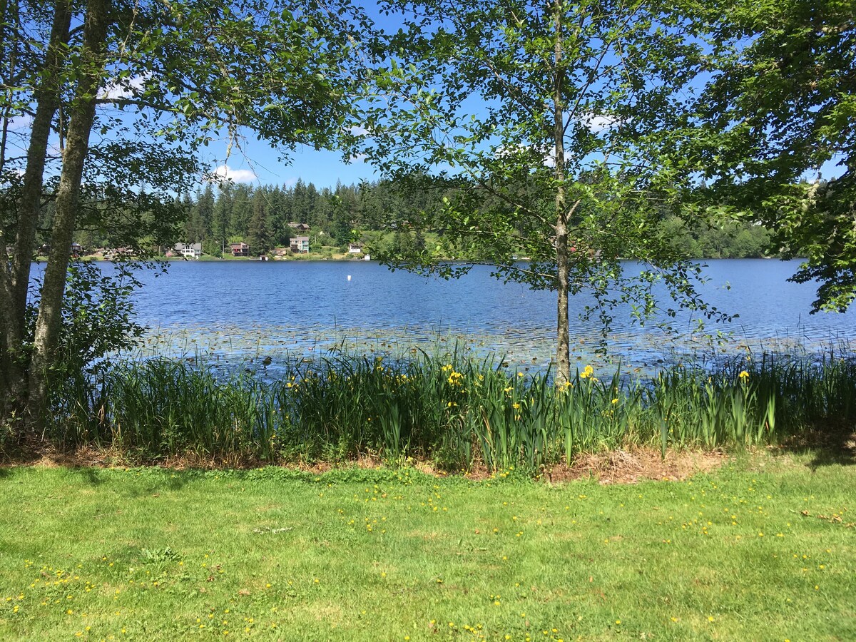 Lakefront Bungalow! 35 Miles to Mt. Rainier!