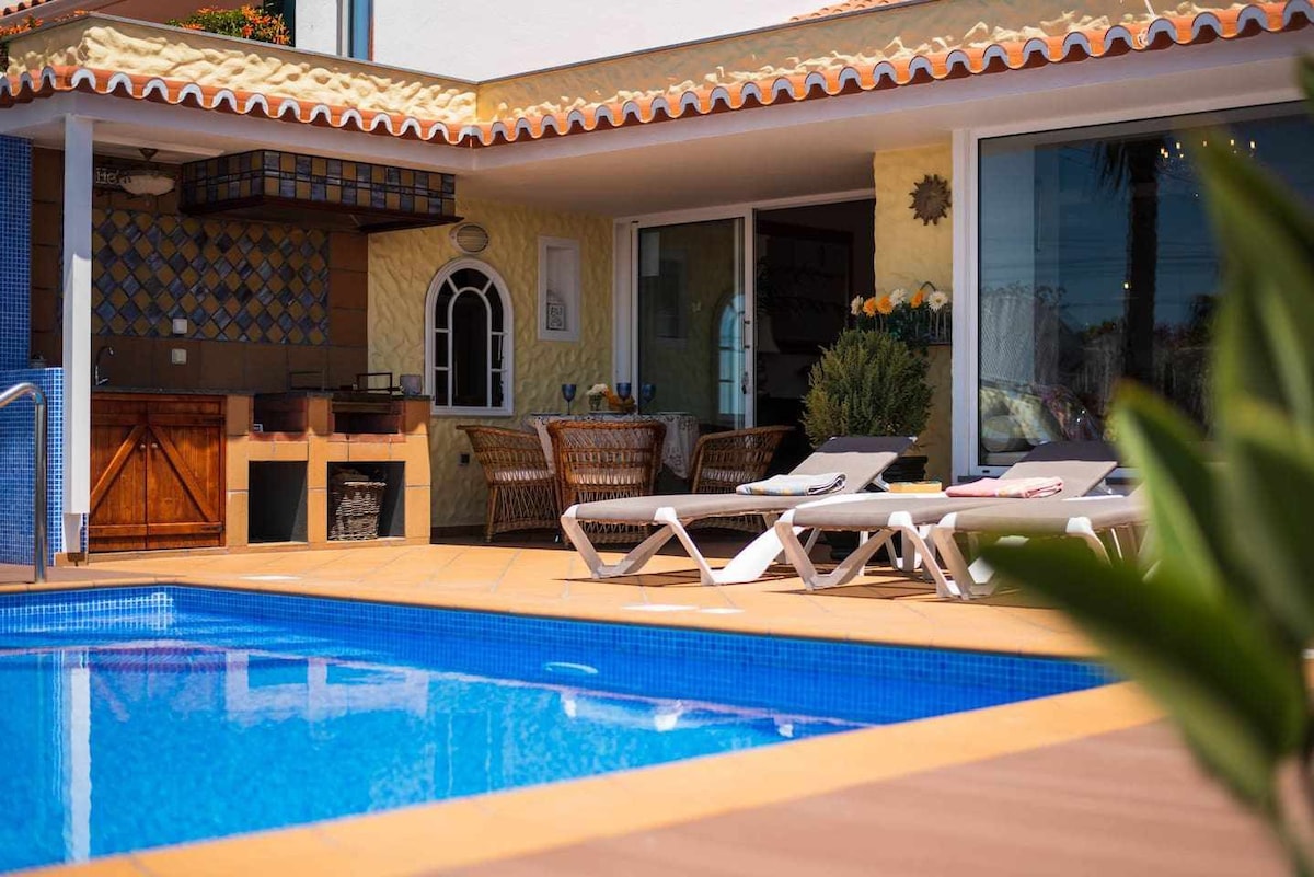 Sea View Vila - Charming with BBQ + swimming pool