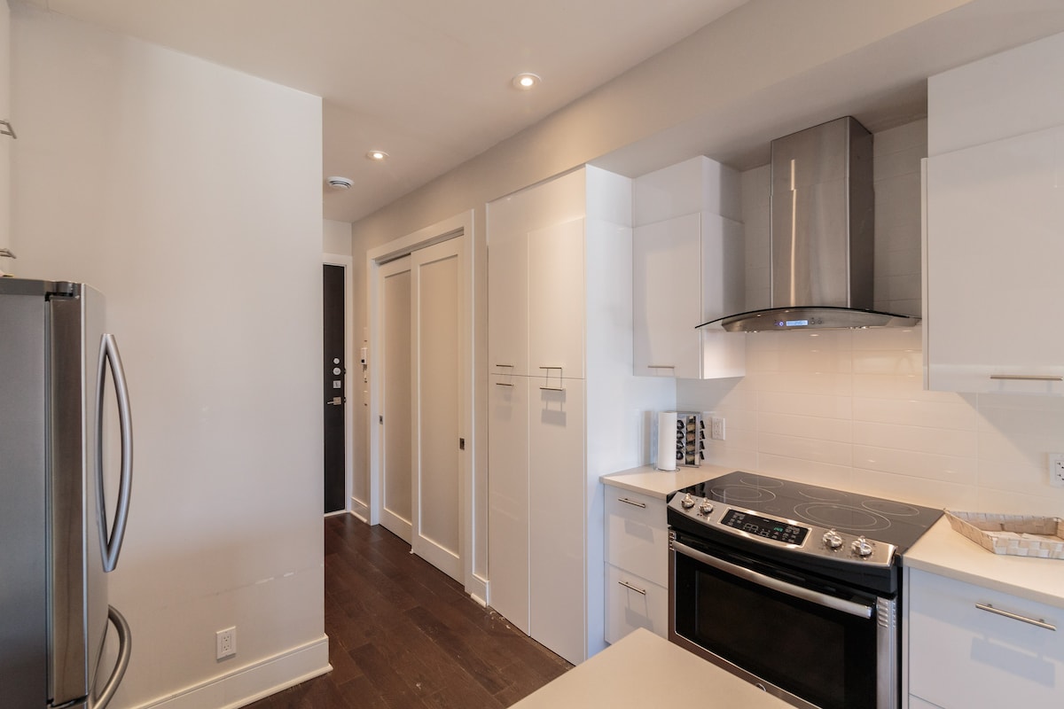 Brand New Penthouse! Hot Tub,  AC MileEnd