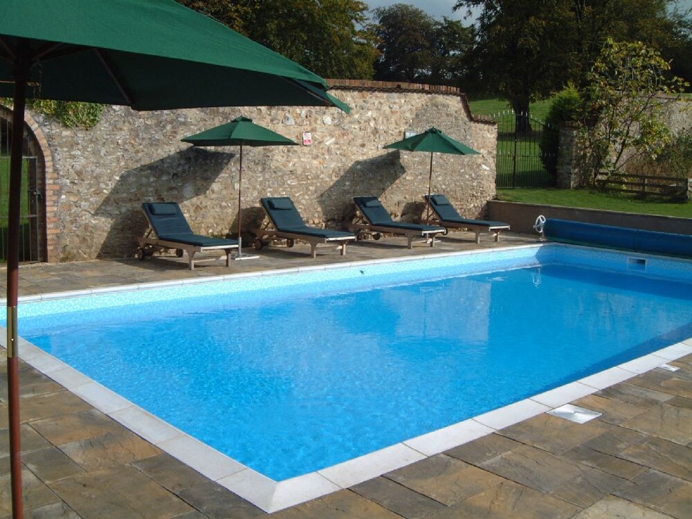 Widcombe Grange、室外泳池和热水浴池，可容纳24位房客，配备大型室内游戏区和23英亩。