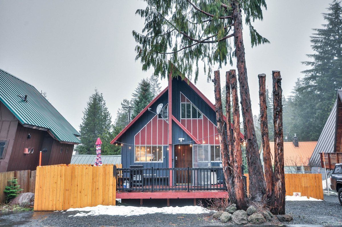 迷人的胡德山小屋（ Mt. Hood Cabin ）和门廊：距离Skibowl 1英里！