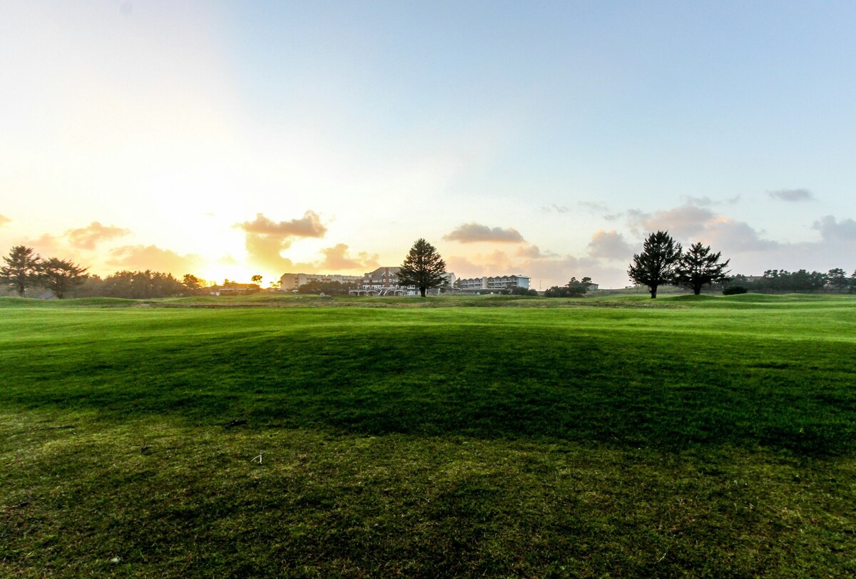 Large 2BR Golf Course View Dog Friendly