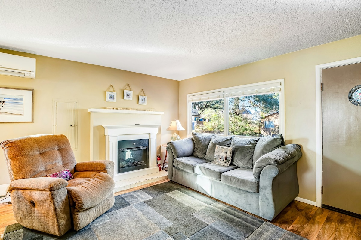 Updated 2BR Dog Friendly | Fireplace | Deck
