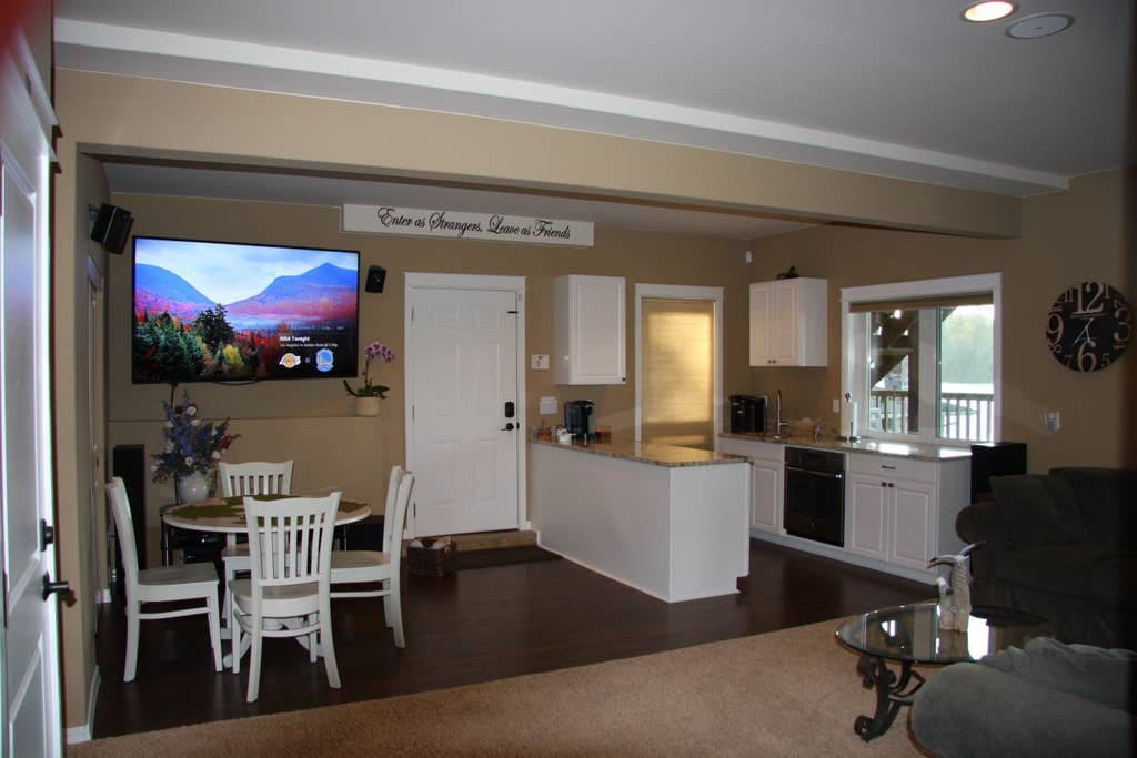 Lakeside Living Suite! ~Mt. Rainier, NWTrek, JBLM