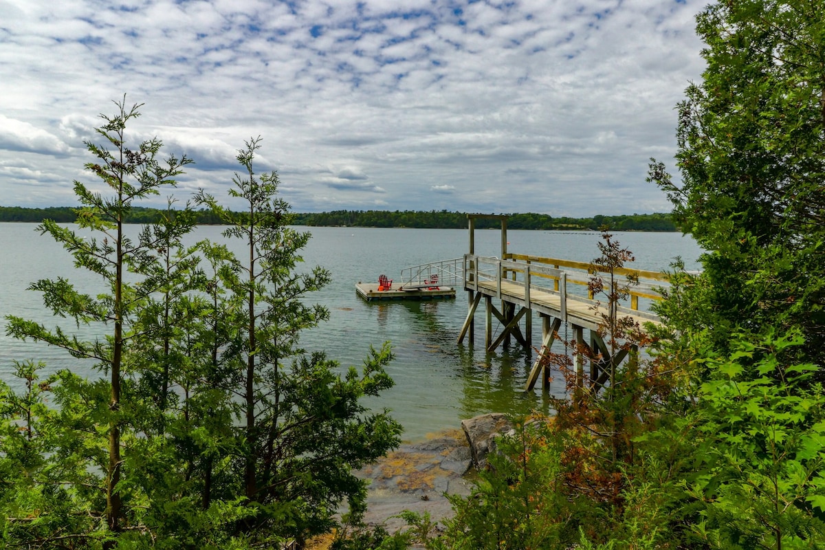 Lovely 4BR Riverfront | Dock | WoodStove | Deck