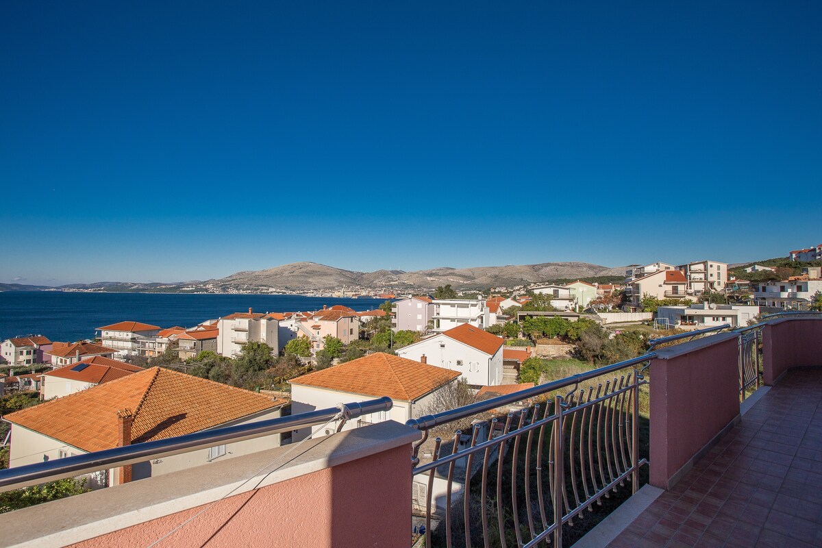 A-12119-e Three bedroom apartment with balcony and