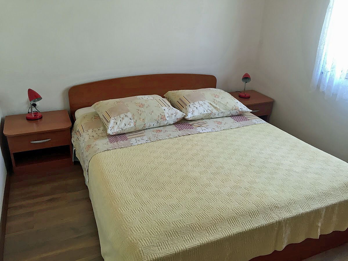 A-880-a Two bedroom apartment near beach Sali,