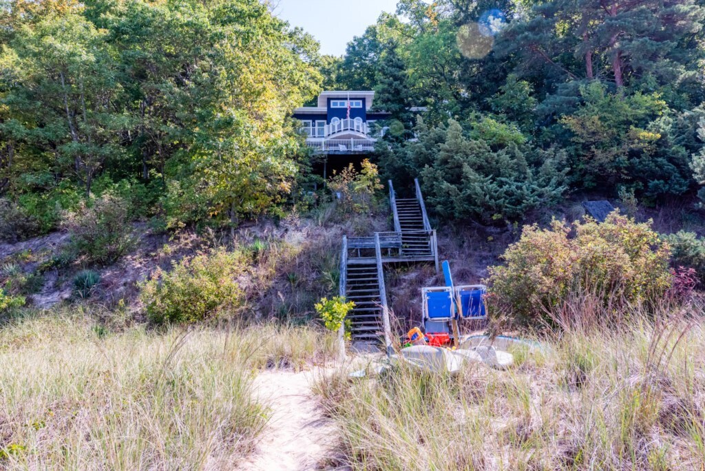 Sawyer的Colossal Lakefront Home ！