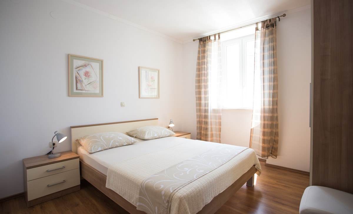 A-9452-b Two bedroom apartment near beach Orebić,