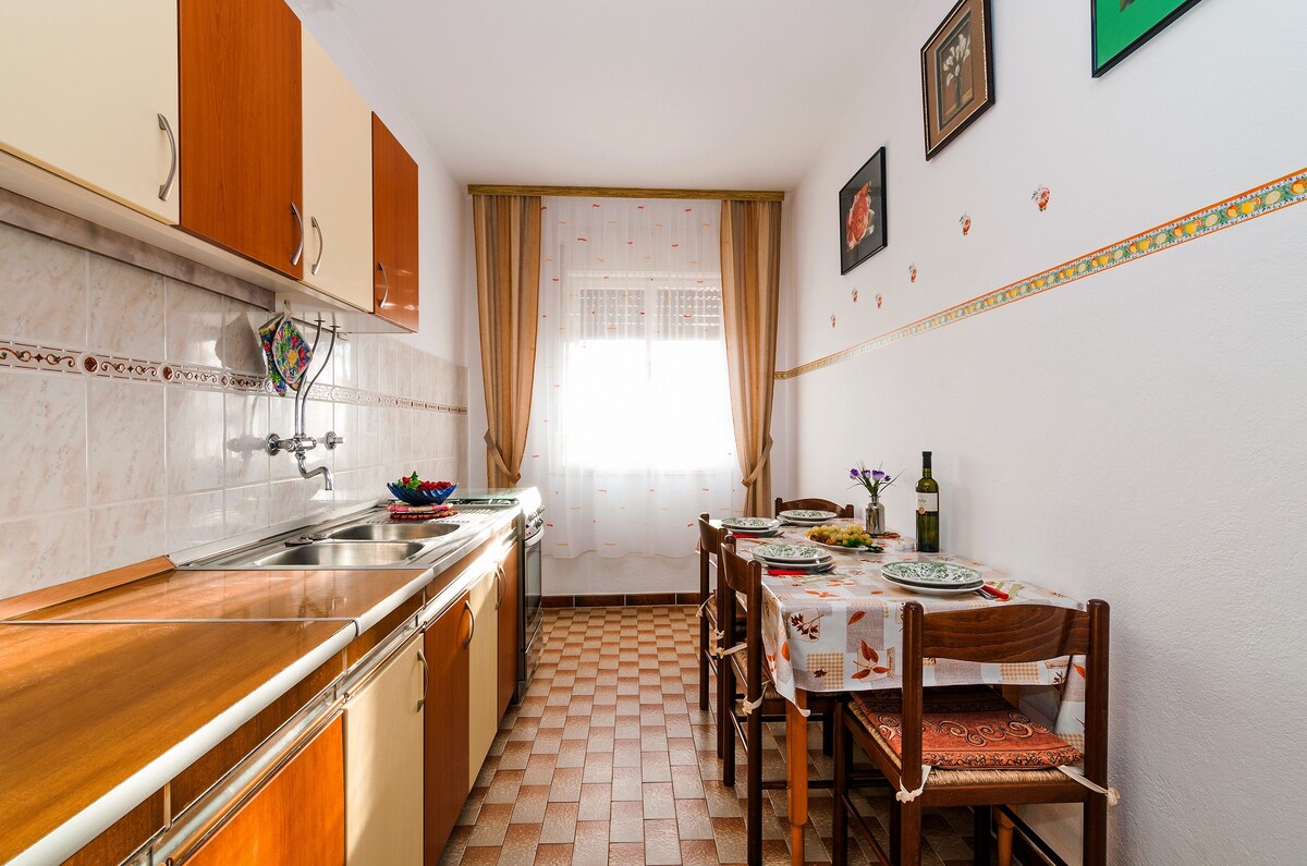 A-5747-a Three bedroom apartment with balcony