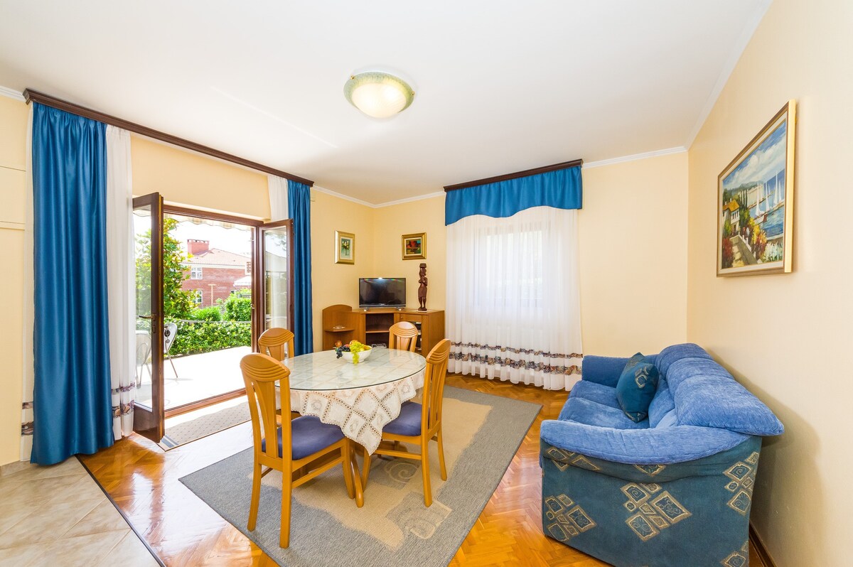 A-5809-b One bedroom apartment with terrace Zadar