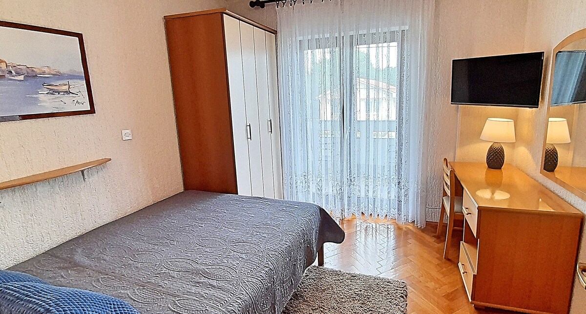 A-5288-c One bedroom apartment with terrace Sveti
