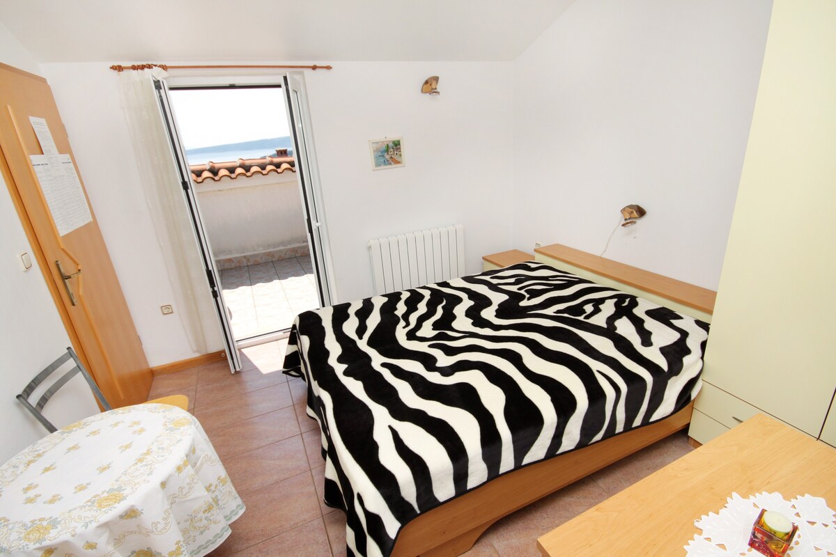 S-5294-a Room with terrace and sea view Krk