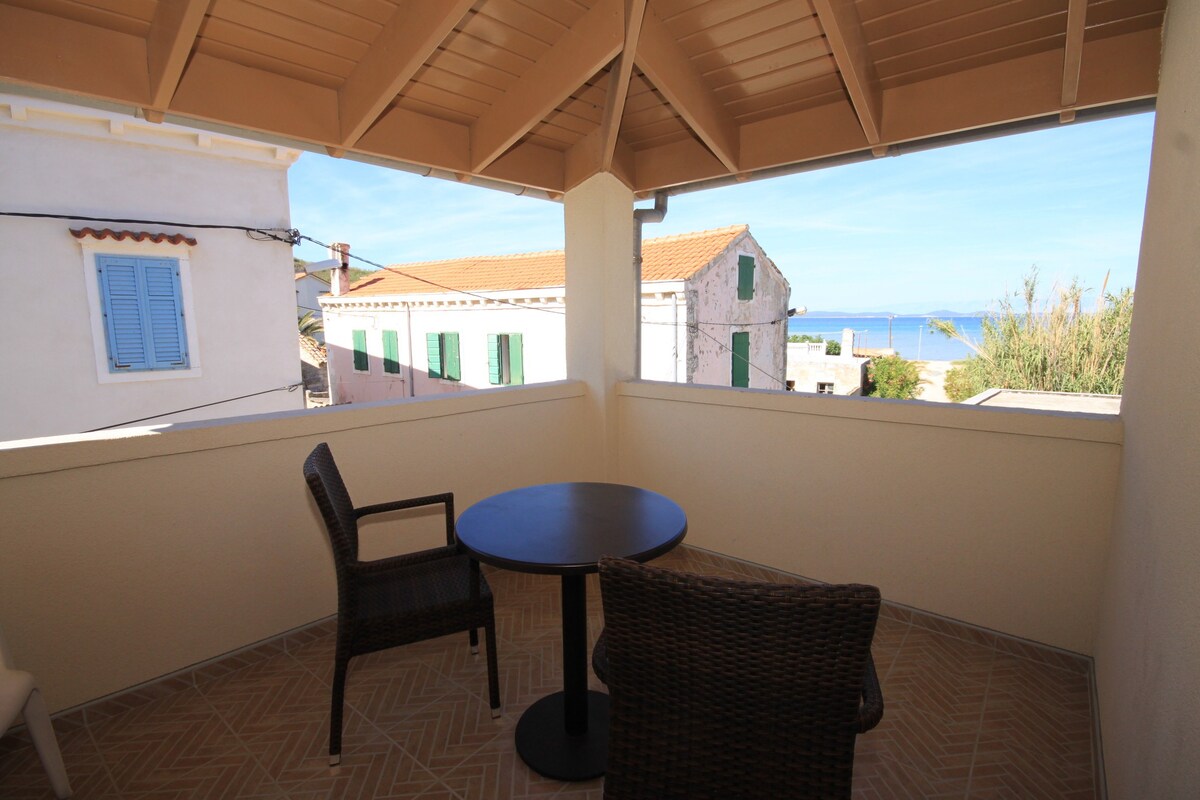 A-8050-c One bedroom apartment with terrace and