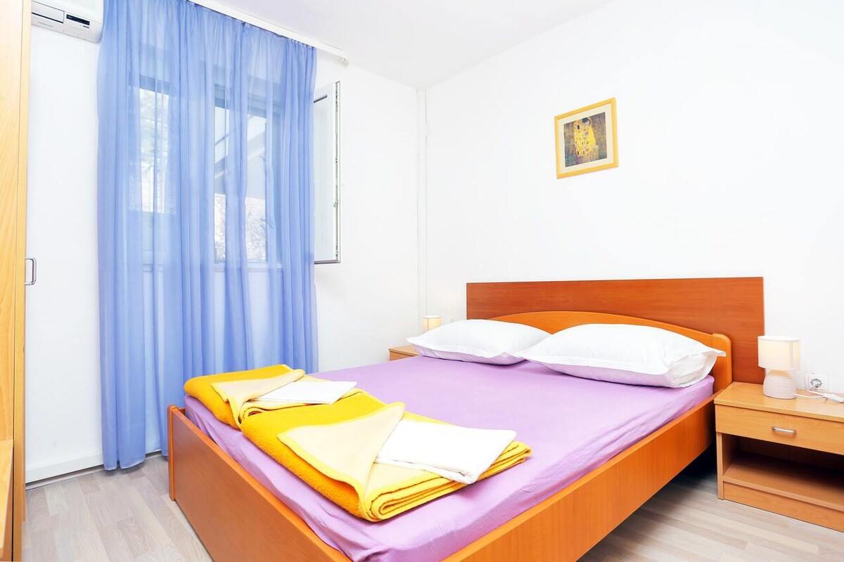 S-5263-f Room with air-conditioning Tučepi, Makar