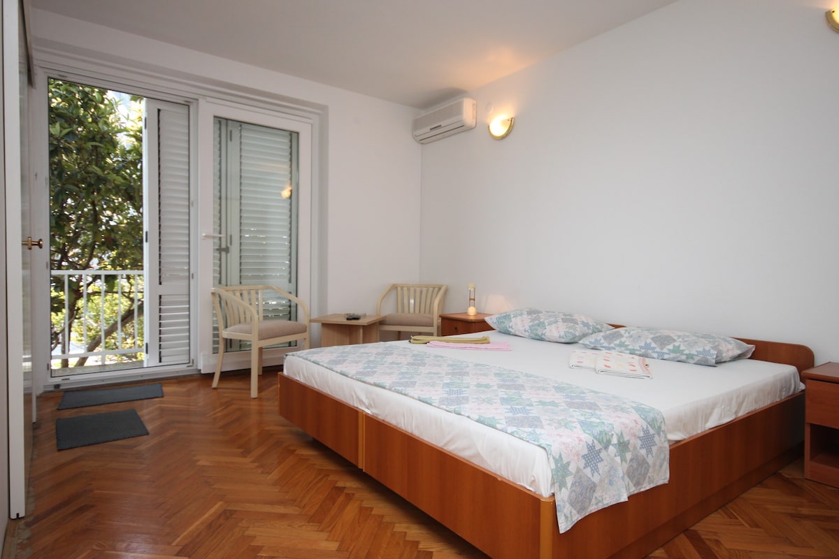 S-6839-a Room with balcony Makarska