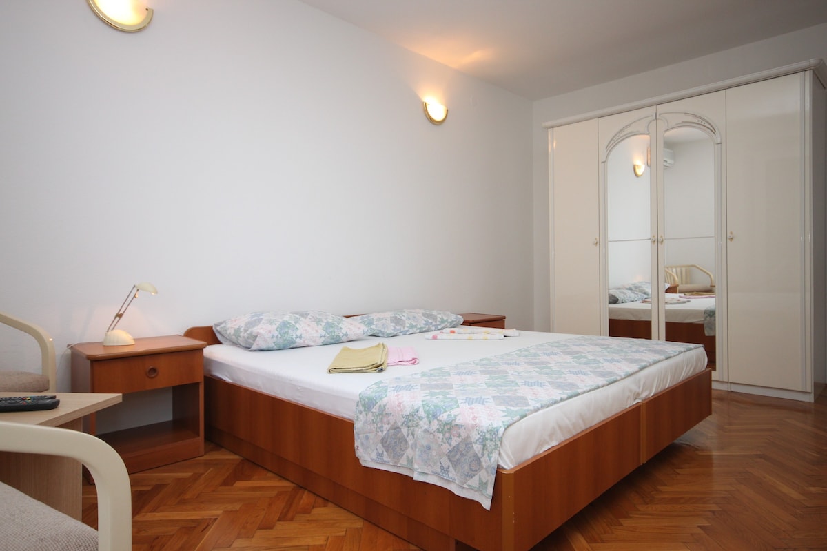 S-6839-a Room with balcony Makarska