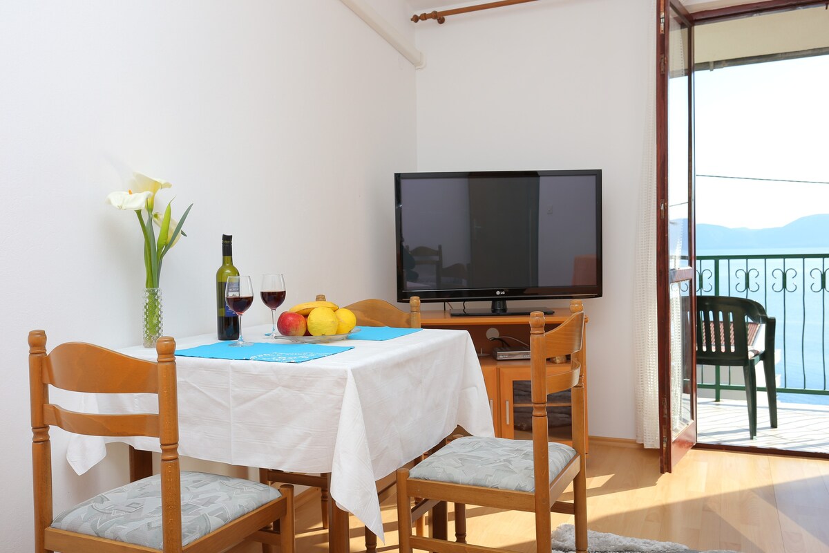 A-11588-b One bedroom apartment with balcony and