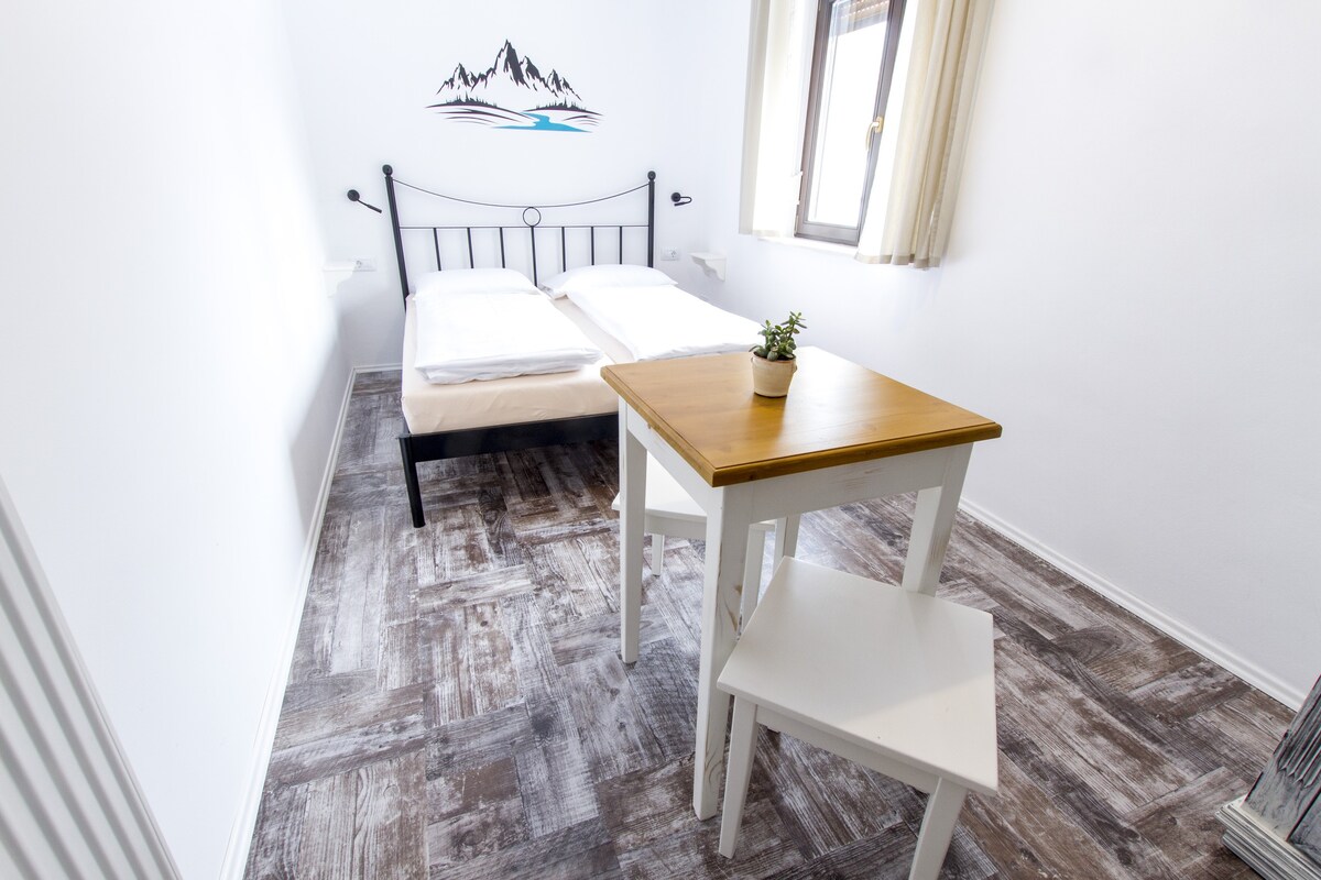 Hildegarden旅舍-配备标准双人床和共用卫生间的房间