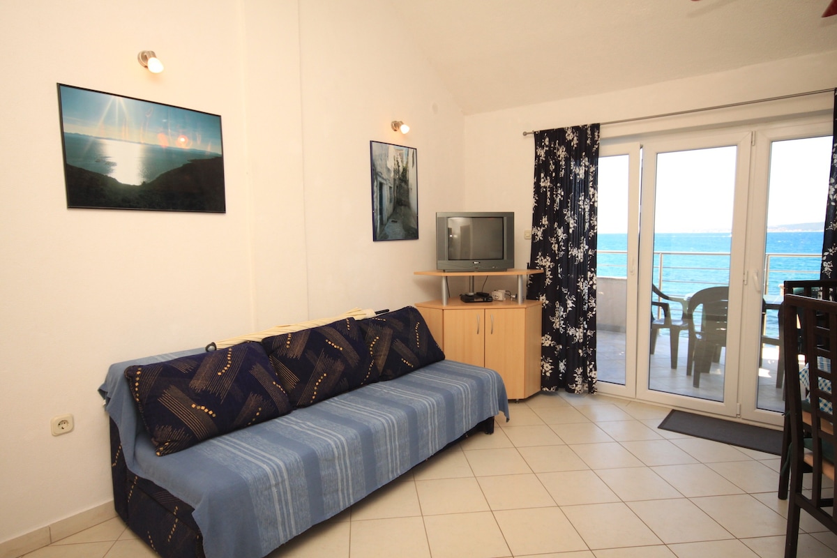 A-8206-c One bedroom apartment near beach Banj,