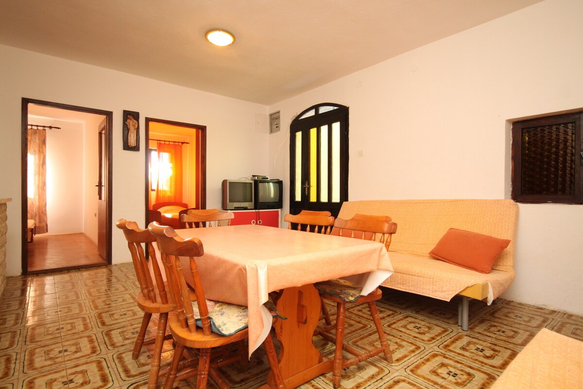 A-8405-a Three bedroom apartment near beach