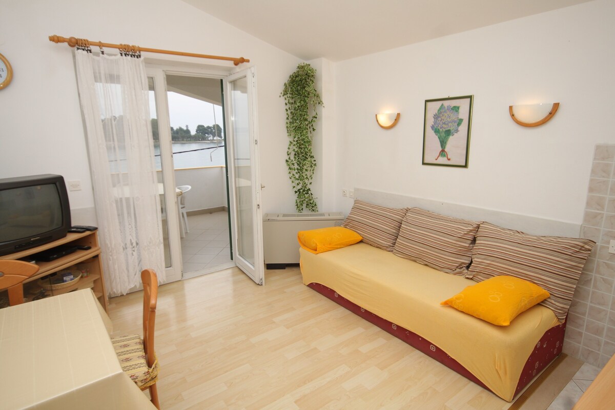 A-8515-b One bedroom apartment near beach Preko,