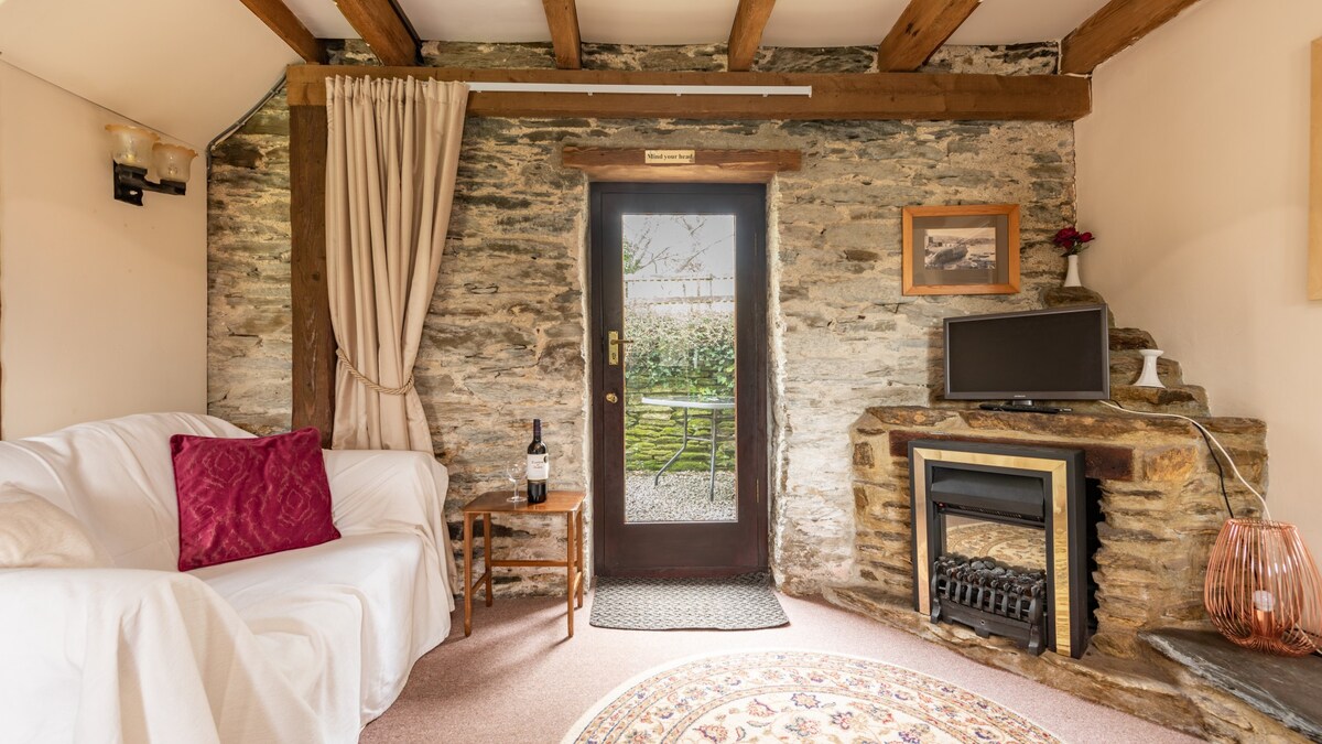 Cob Loaf Cottage, a comfortable cottage only a drive away from lanhydrock house and more