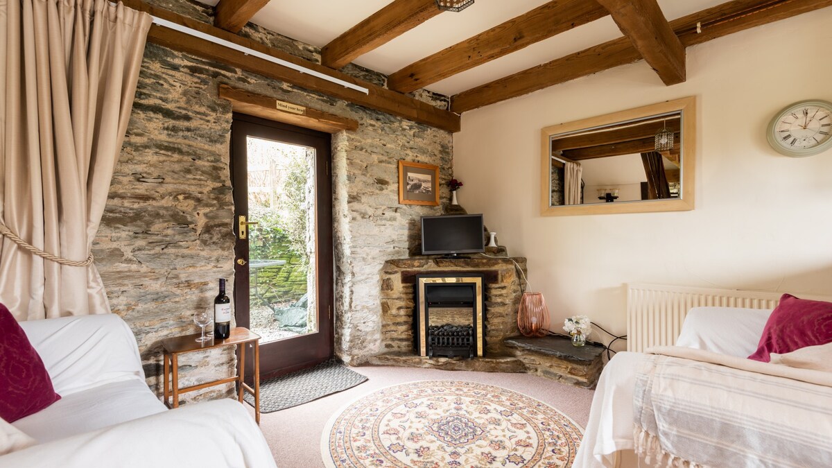 Cob Loaf Cottage, a comfortable cottage only a drive away from lanhydrock house and more