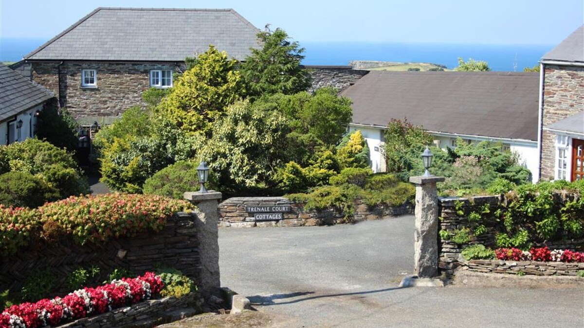 Titmouse Cottage, a converted stone cottage situated in landscaped courtyard and dramatic cliffs of the coast