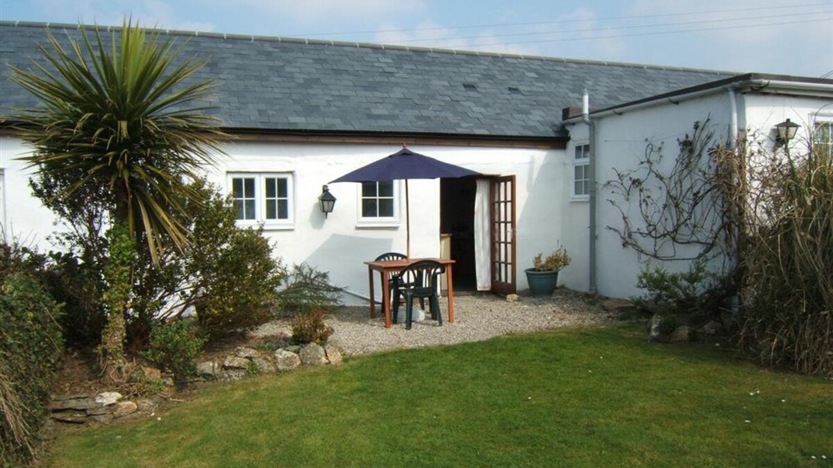 Titmouse Cottage, a converted stone cottage situated in landscaped courtyard and dramatic cliffs of the coast